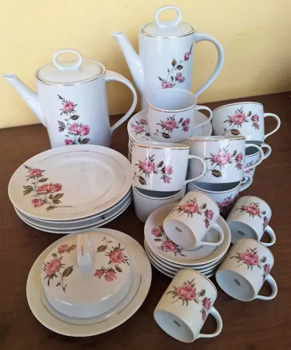 ANTIGO JOGO DE CHÁ E CAFÉ EM PORCELANA SCHMIDT COM DELICADO DECALQUE FLORAL, ANTIGUIDADE.