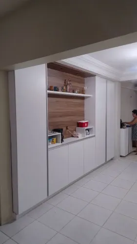 Armário de Cozinha Branco com Prateleiras e Nichos