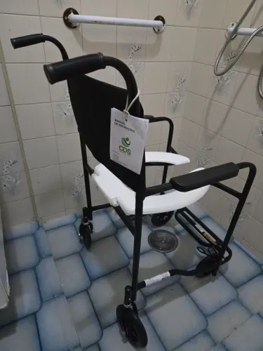 Cadeira de rodas higiênica. NOVA. NUNCA UTILIZADA.