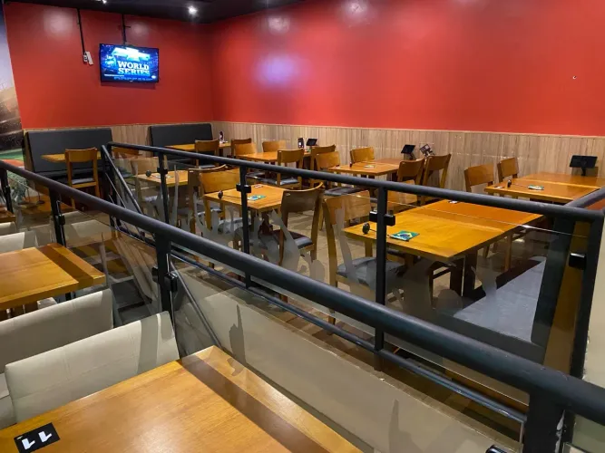 Mesas, cadeiras e sofás para restaurante