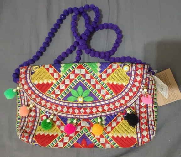 Bolsa Boho Chic com Detalhes Coloridos e Pompons