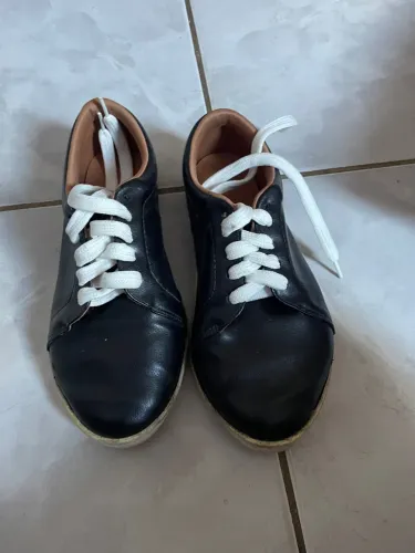 Tênis preto casual com cadarço branco