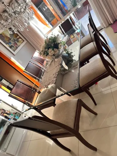 Mesa de Jantar Elegante com Tampo de Vidro