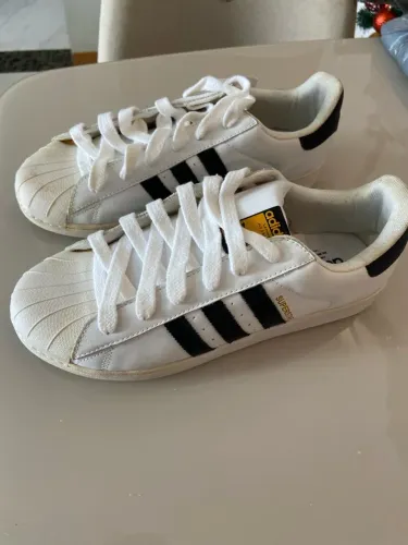 ? Tênis Adidas Superstar Similar - Branco e Preto
