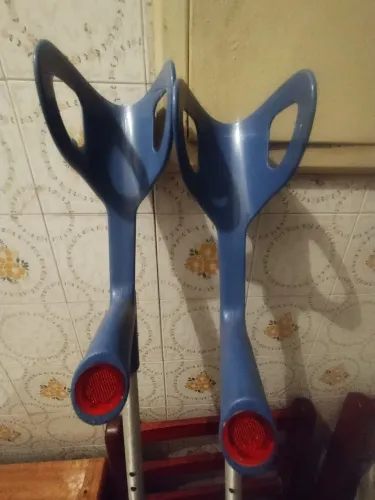 Por 49 reais Par de Muletas