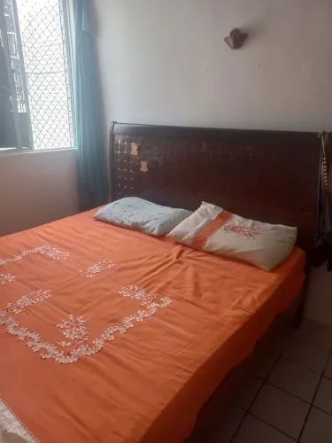 Cama de Madeira Casal usada com colchão 
