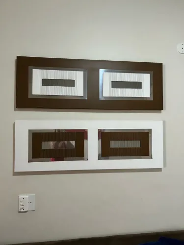 Dois quadros, branco e marrom, com metal cromado.