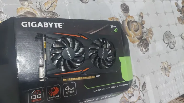  Gigabyte GeForce GTX 1050 ti OC 4Gg ( com defeito)