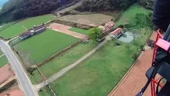 Sítio com casa de 6 quartos em área rural de 6.500m²