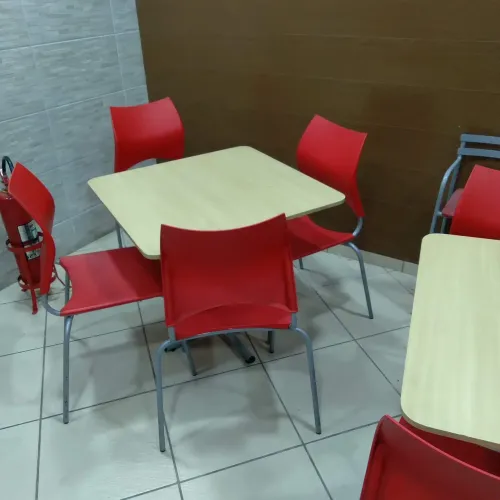 Jogo de Mesa com 4 cadeiras 