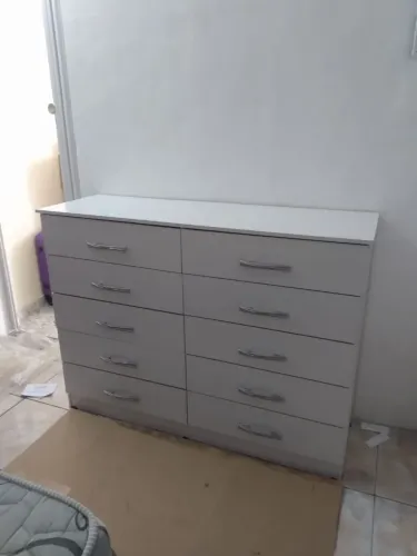 Cômoda moderna com 10 gavetas