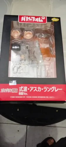 Caixa da Action Figure Shikinami Asuka Langrey com acessórios