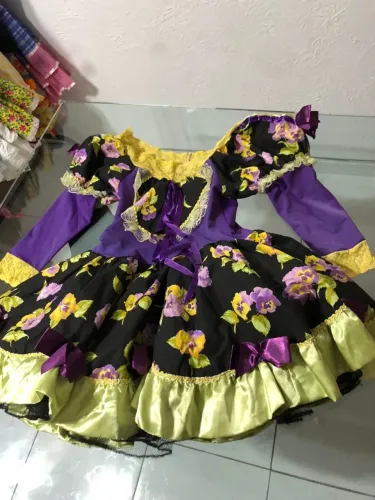 VESTIDO JUNINO ROXO E PRETO C/ RENDA AMARELA. TAM M (ADULTO)