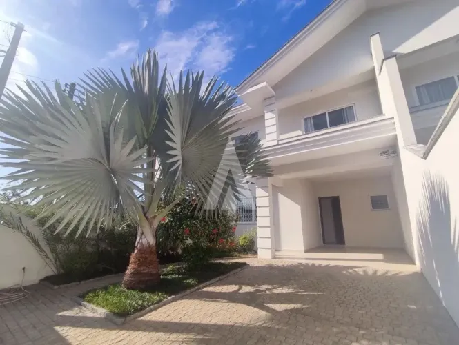 Casa geminada com 1 suíte e 2 quartos à venda no bairro Floresta em Joinville-SC por R$790
