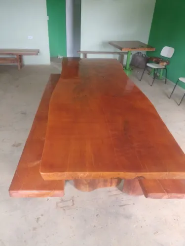 Mesa de madeira rústica 