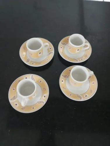 Conjunto 4 xícaras e pratinhos de xícara