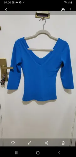Blusa Azul em crepe strech, com decote em V