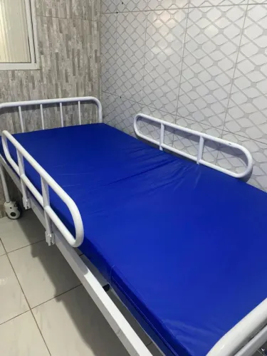 Kit cama ortopedica e cadeiras 