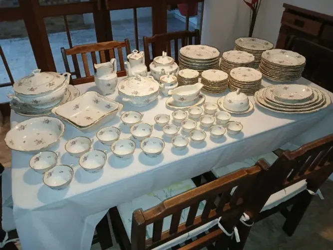 Aparelho de jantar, chá e café em porcelana polonesa de rara beleza e leveza