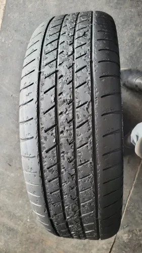Um pneu 265/70/16 gt radial reaberto para camionete (160 em 2× no ct