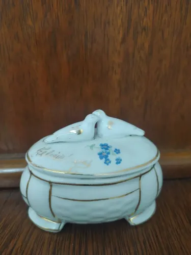 Pequena Estatueta De Baú