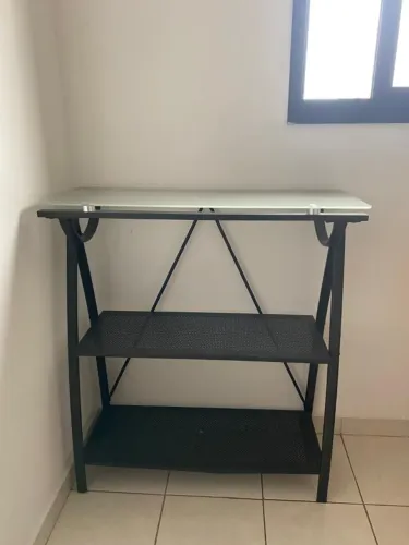Estante de metal e vidro: 89,50 cm (altura), 80,00 cm (largura) e 30,00 cm (profundidade)