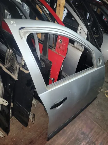 Porta dianteira direita renault sandero 2009 10 11