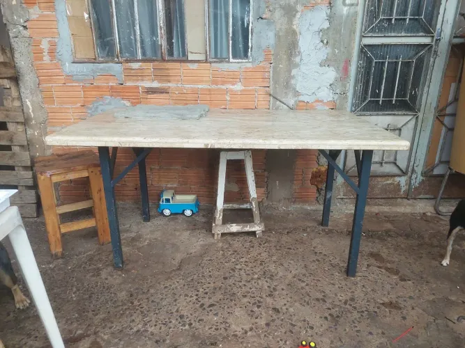 Vende-se, mesa vai sem as cadeira ,ela é de mármore, com as pernas de ferro 