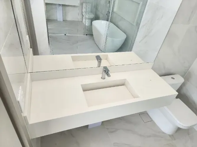 Bancada com cuba esculpida em composto de quartzo branco - NOVA