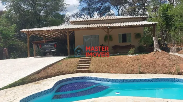 CASA COM PISCINA EM LOTE DE 2.550m²