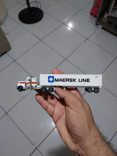 Welly - Cavalinho Kenworth W900B + Carreta Maersk)