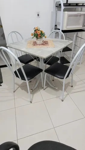 Mesa de mármore com 4 cadeiras