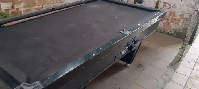 Mesa de sinuca de boteco. 