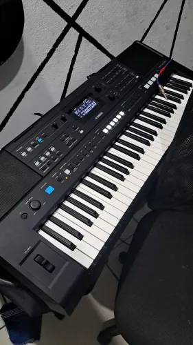 Teclado E 483 da Yamaha Bom todo