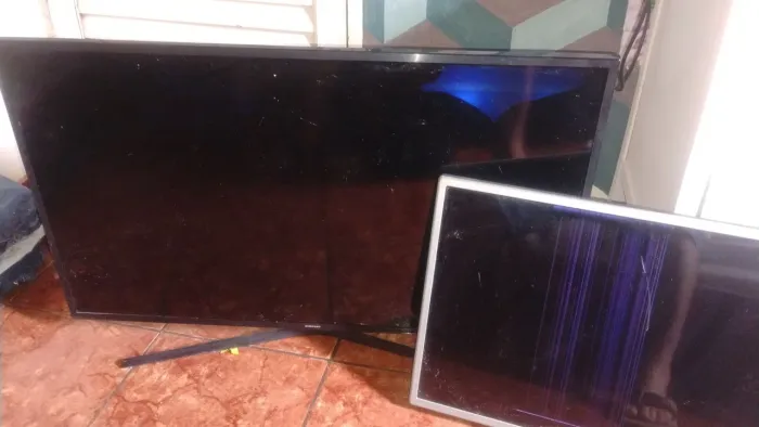 Tv 4k Samsung com defeito e outra TV lg tbm com de na tela