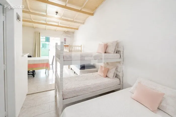 Casa com 5 studios e Apto de 2 quartos Monte Verde