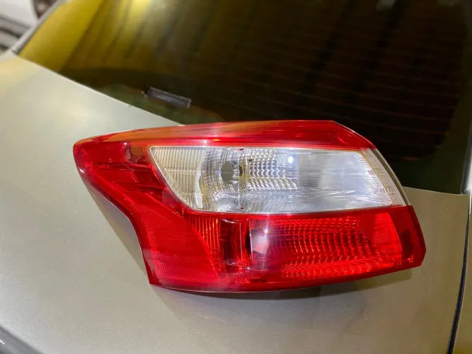 Lanterna LE Ford Focus Sedan