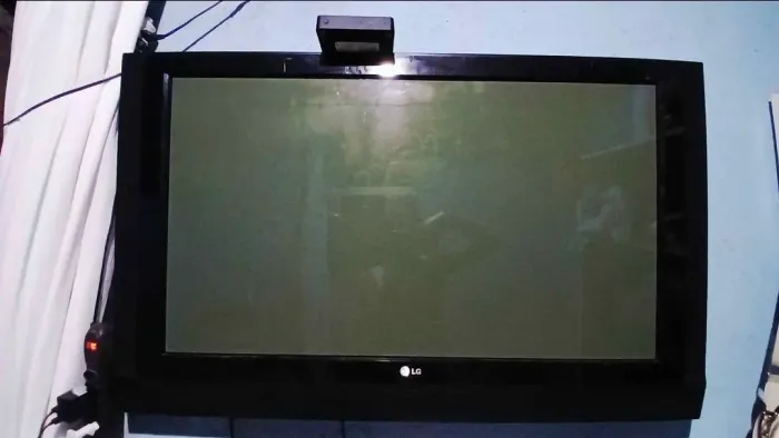 TV LG antiga. Com cabo de energia, controle, funciona apenas com outro aparelho conversor.