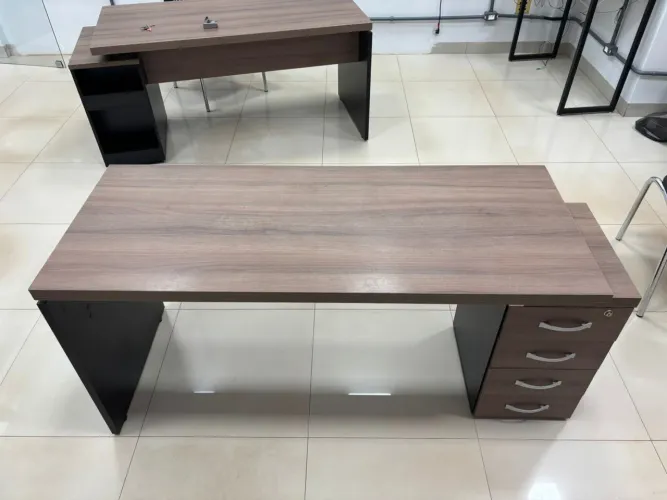 Mesa escritório 4 gavetas 