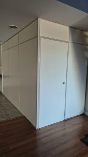 Divisória Eucatex Completa em L com Porta - Excelente Estado