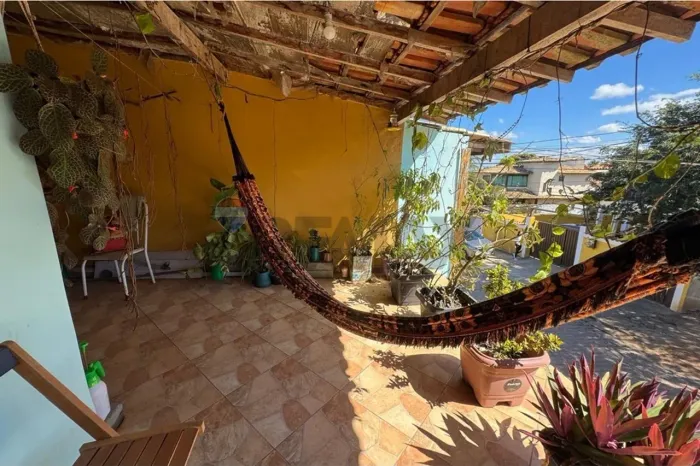 À venda casa aconchegante com quintal e varanda na Rasa, em Búzios