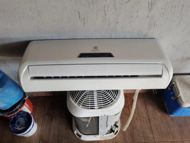 Split Electrolux inverter 12 mil BTUs.