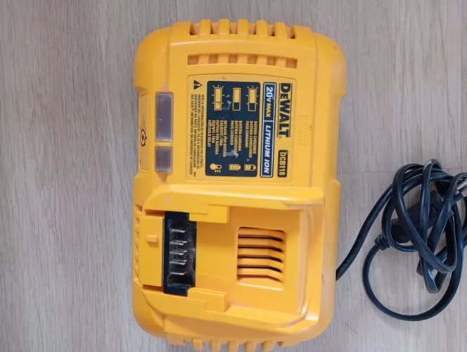 Carregador turbo Dewalt 20v.