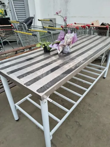 Mesa de alumínio