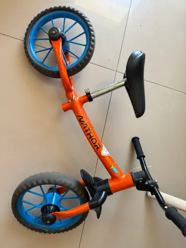 Bicicleta infantil de equilíbrio