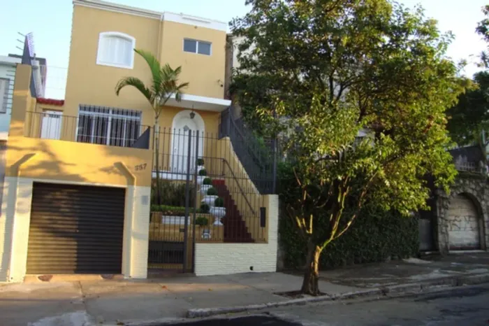 Casa para Locação na Aclimação, São Paulo-SP: 3 Quartos, 2 Banheiros, 1 Vaga - Encante-se