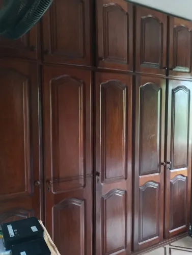 Quarda roupa muito bom de 5 portas tamanho 270de altura e 230 de largura.