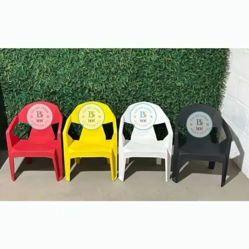 Jogo infantil, poltronas e mesa.