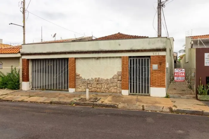Locação de Casas / Padrão na cidade de Araraquara