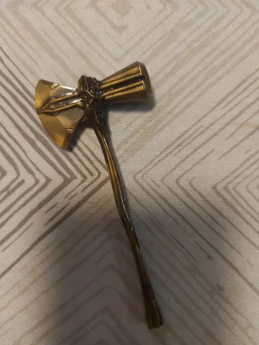 miniatura colecionável em metal do machado Stormbreaker do Thor Omelete box